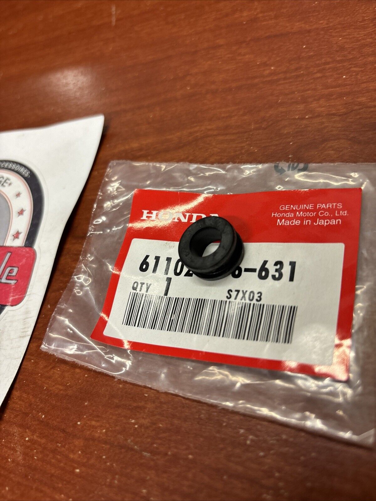 NOS Honda NSA700A VT750C XR230 FENDER MOUNTING RUBBER 61102-MB6-631 H172