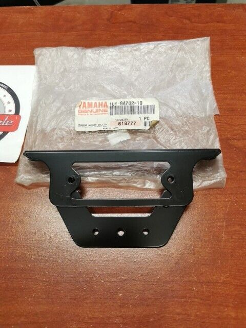NOS Yamaha YFA1 YFM350 YFS200 YFZ350 TAILLIGHT BRACKET 1UY-84702-10-00 Y103