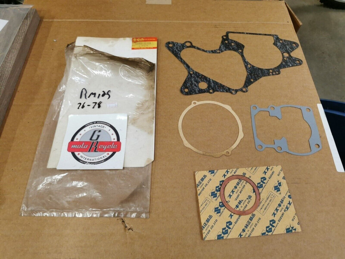 NOS SUZUKI RM125 1976 - 1978 GASKET KIT INCOMPLETE SET 11400-41892 J49