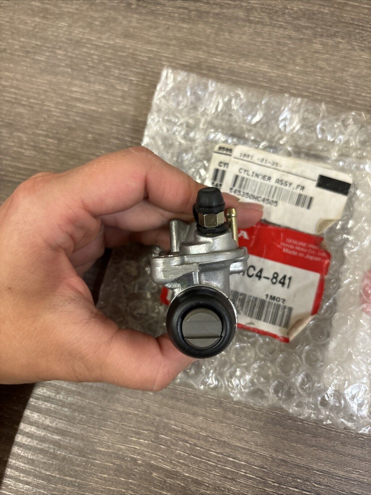 NOS Honda 1993 - 2000 TRX300 RIGHT FRONT WHEEL CYLINDER 45350-HC4-841 H120