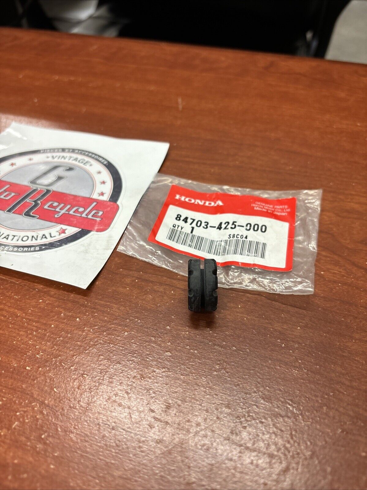 NOS Honda CA50 CB1000 CB1100 CB125T TAILLIGHT SETTING RUBBER 84703-425-000 H169