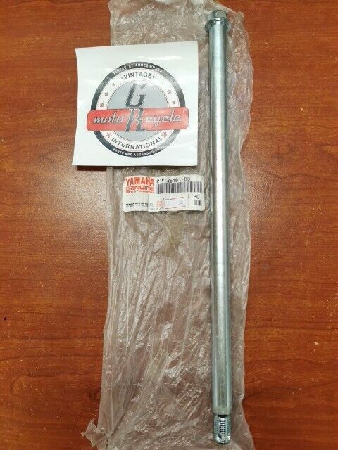 NOS Yamaha YTM200 WHEEL AXLE 21V-25181-00-00 Y103