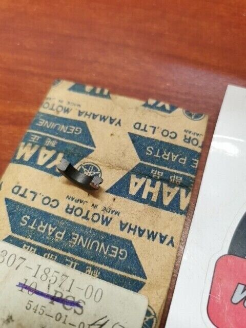 NOS Yamaha AS2 AT1 CS3 CS5 SHIFT CAM HOLDER 307-18571-00-00 Y136