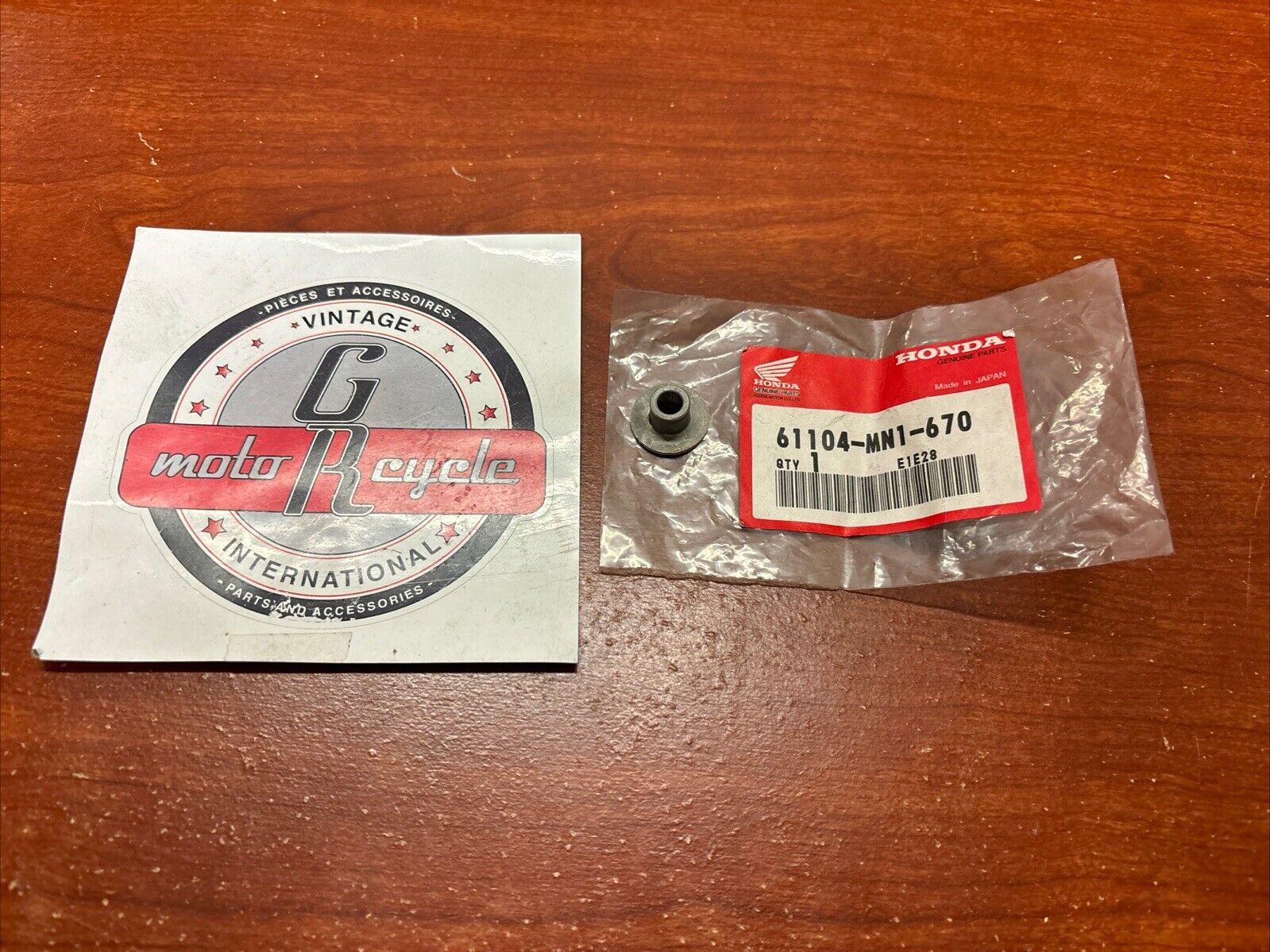 NOS Honda RS250R VFR750F XR600R FRONT FENDER COLLAR 61104-MN1-670 H177