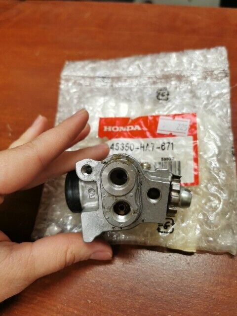 NOS Honda TRX350 TRX350D RIGHT FRONT WHEEL BRAKE CYLINDER 45350-HA7-671 H104