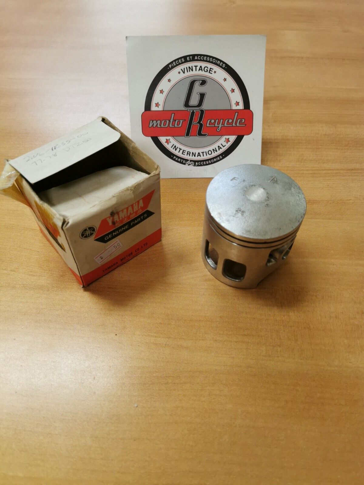 NOS YAMAHA IT175 1979  PISTON 1 O/S 0.25  2W6-11635-00-00 Y45