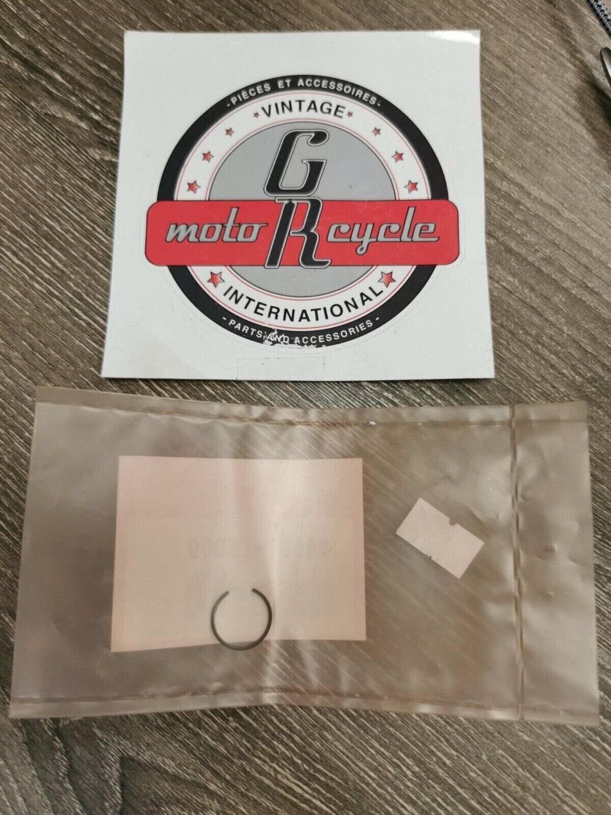 NOS HONDA  VF750 CLIP 94601-15000 H57