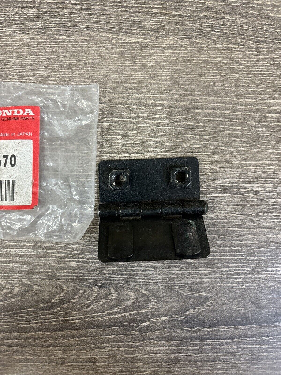 NOS Honda 1990 1991 TRX200 REAR FENDER LID HINGE 80215-HF1-670 H134
