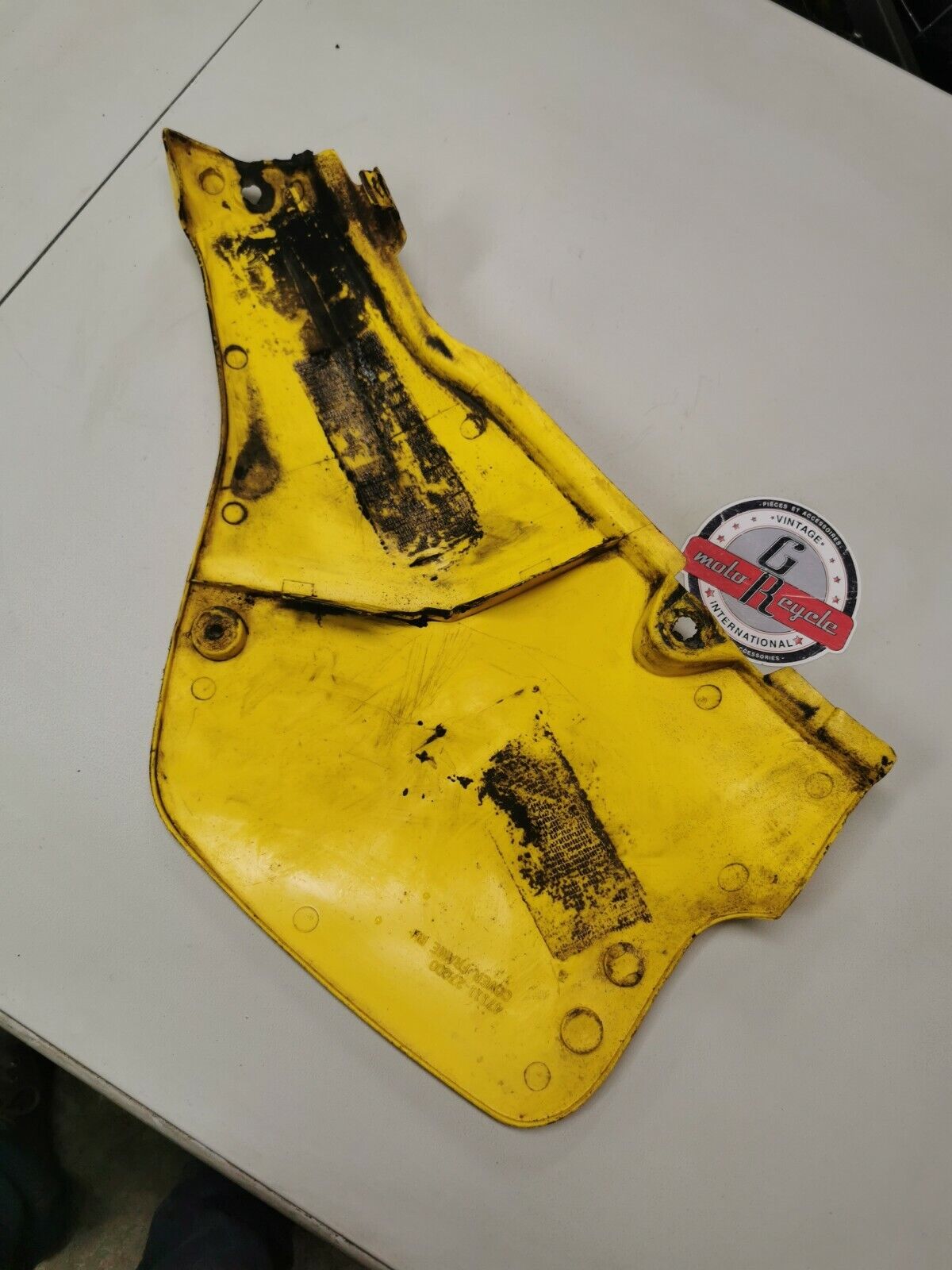 Suzuki RM125 1991 right side cover panel number plate 47111-27C02-25Y