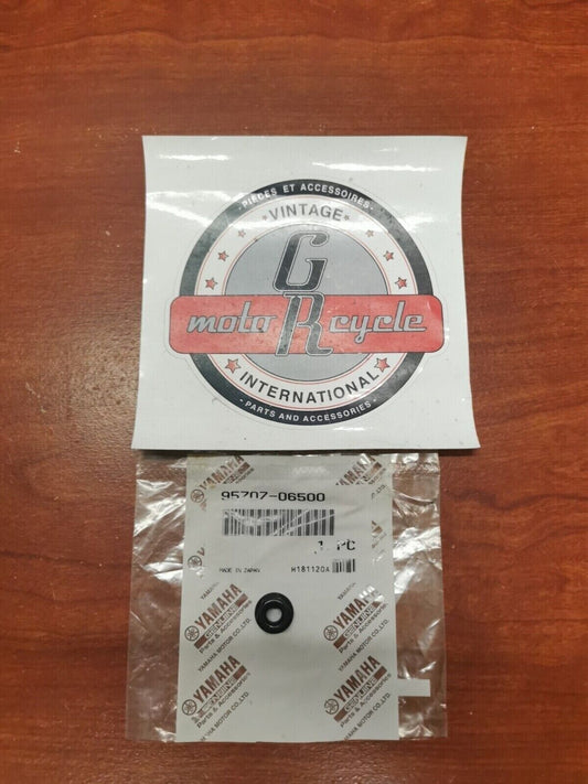 NOS Yamaha YS240 YG2800 EF2800 EF2500 EF2600 FLANGE NUT 95707-06500-00 Y81