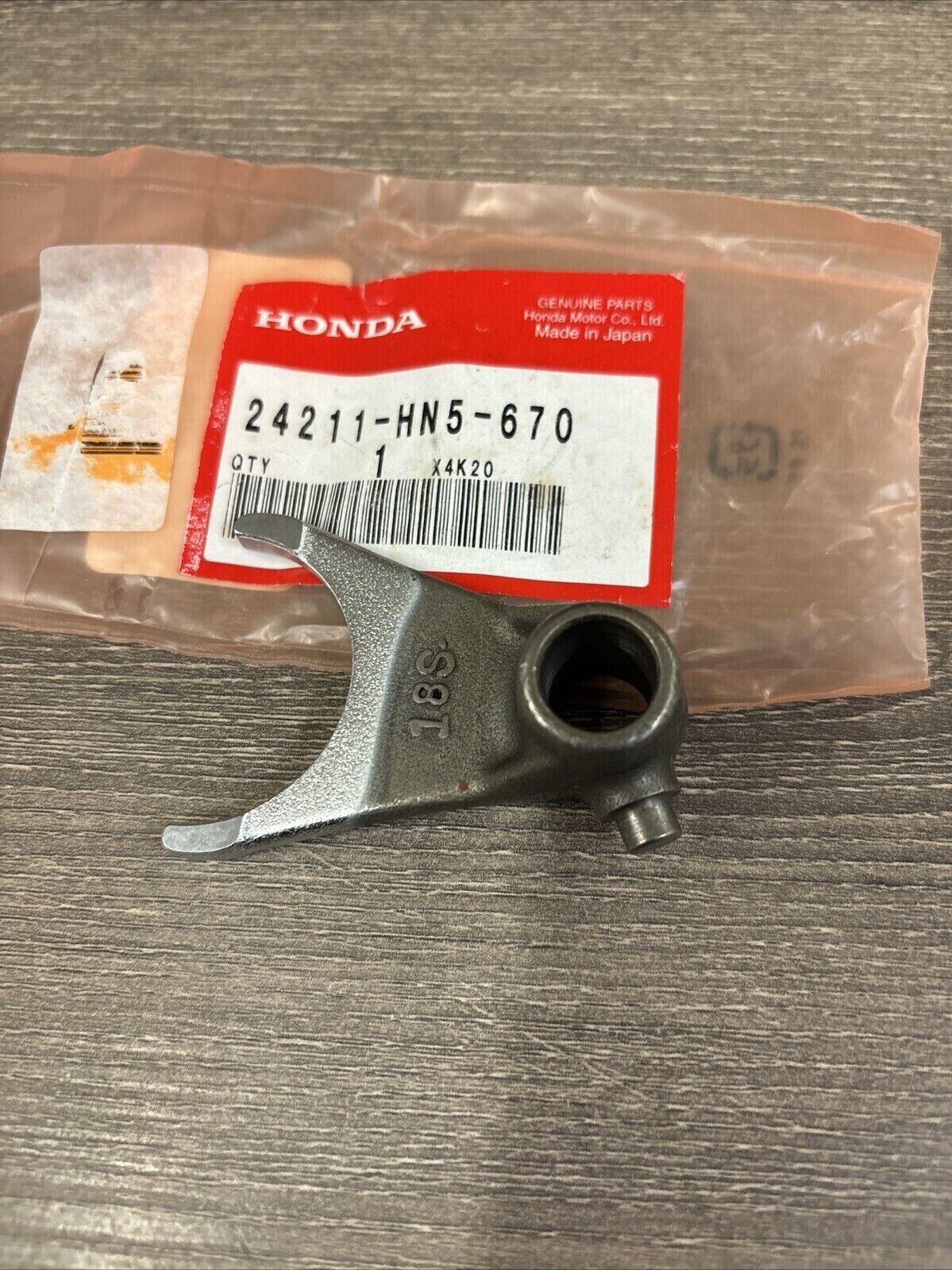 NOS Honda TRX350 FRONT GEARSHIFT FORK 24211-HN5-670 H118