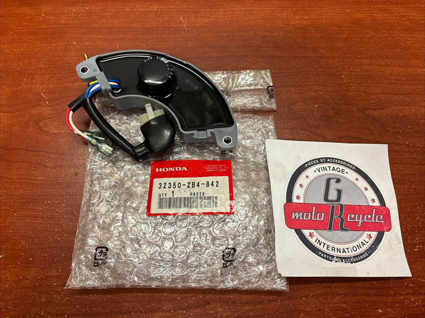 NOS Honda AUTOMATIC VOLTAGE REGULATOR 32350-ZB4-842 H181