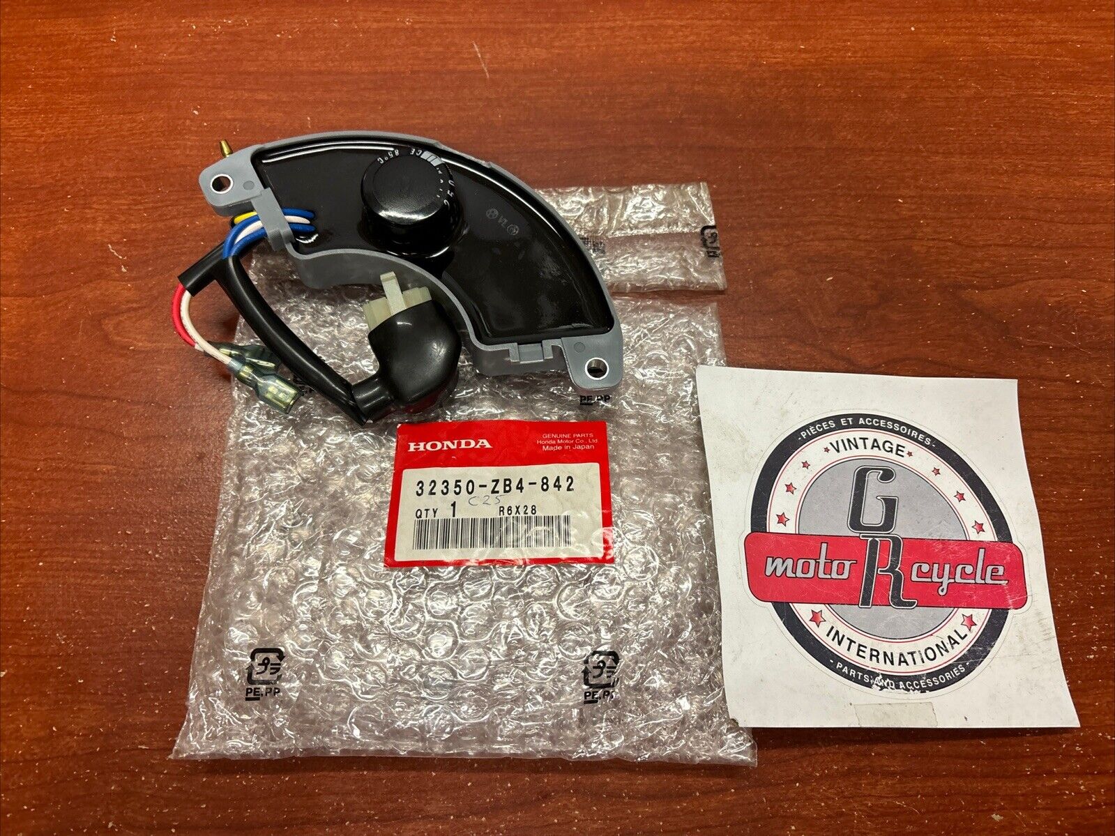 NOS Honda AUTOMATIC VOLTAGE REGULATOR 32350-ZB4-842 H181