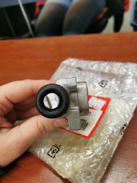 NOS Honda TRX350 TRX350D RIGHT FRONT WHEEL BRAKE CYLINDER 45350-HA7-671 H104