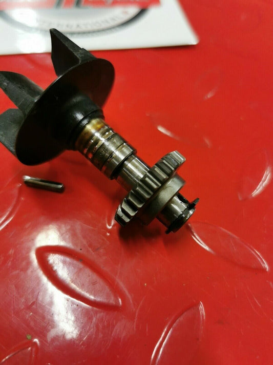 Suzuki RM250 1990 waterpump water pump impeller shaft gear driven 17491-28C10 