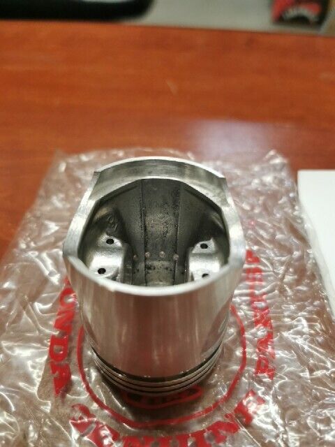 NOS Honda C105 CA105 CD105 PISTON (OS 0.25) 13102-002-000 H4
