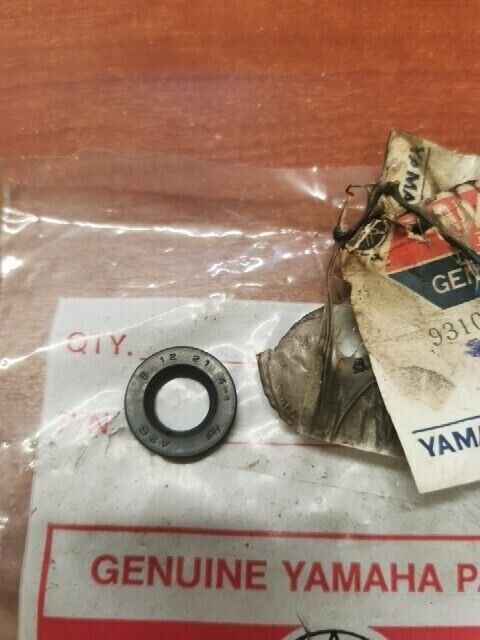 NOS Yamaha DT100 DT125 FZ750 OIL SEAL 93101-12060-00 SUB 93101-12173-00 Y163