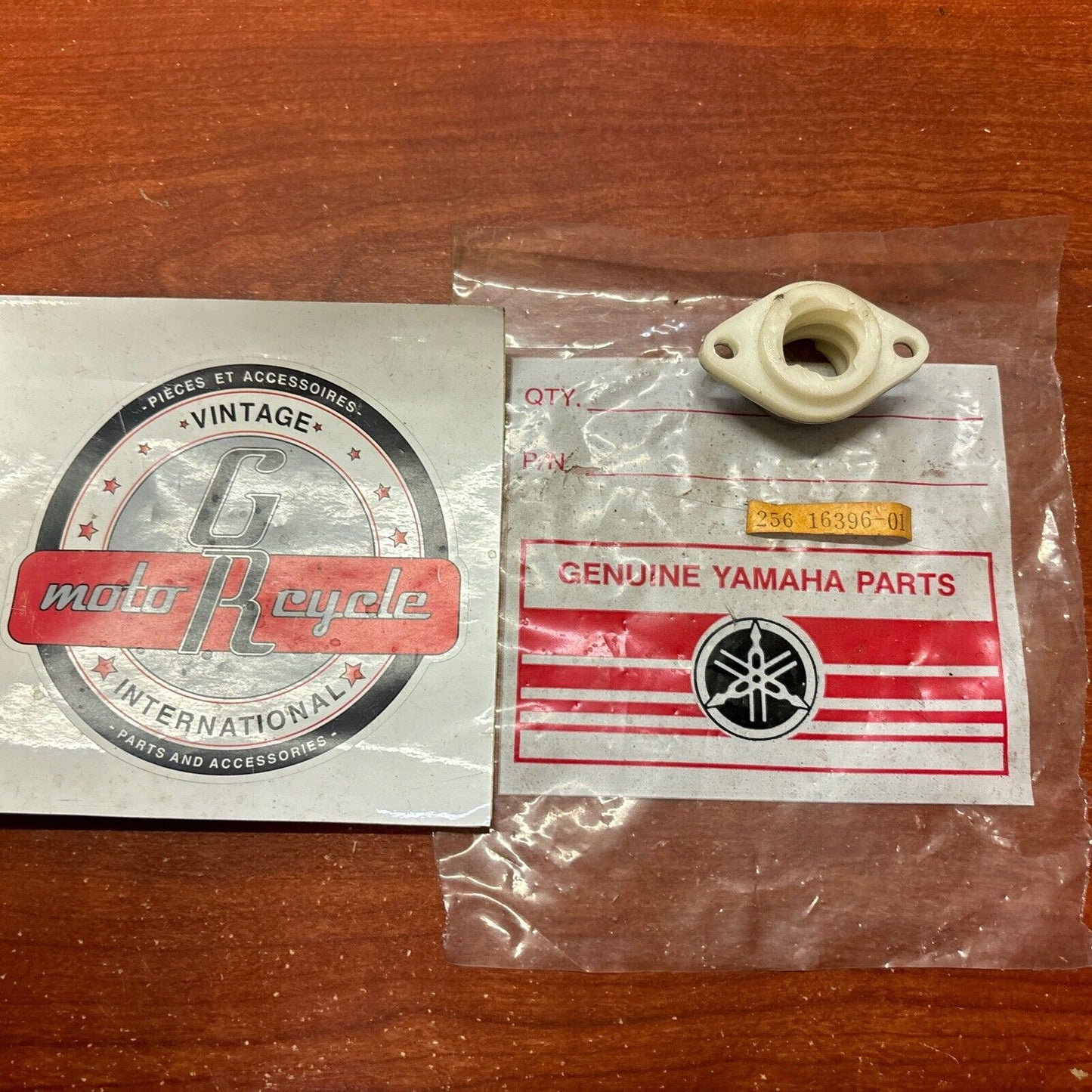 NOS Yamaha RD250 RD350 PUSH SCREW HOUSING 256-16396-01 SUB 371-16396-00-00 Y173