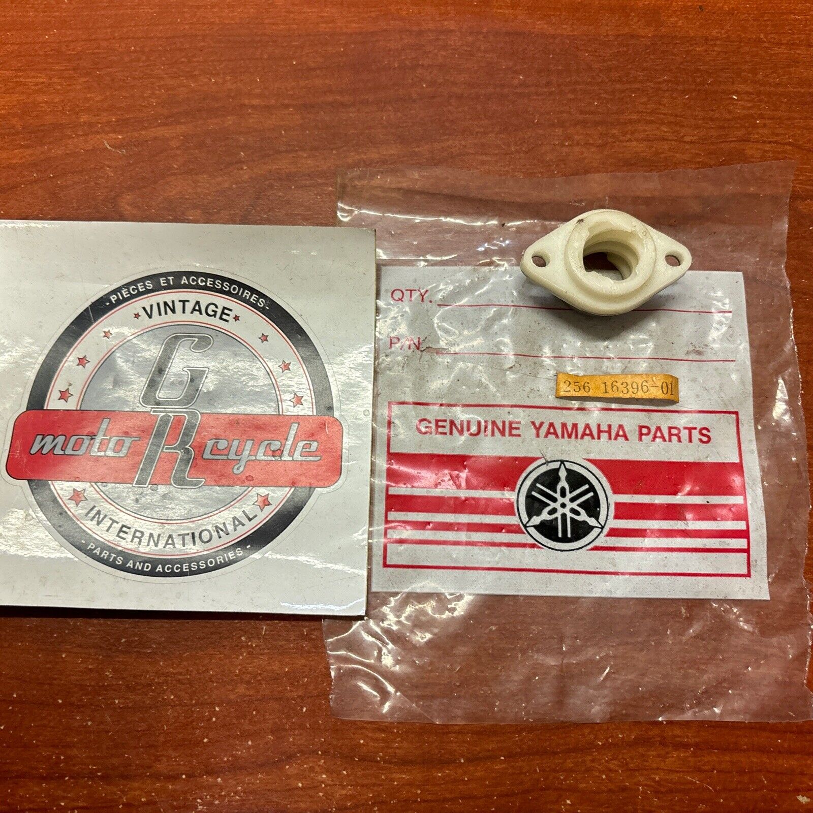NOS Yamaha RD250 RD350 PUSH SCREW HOUSING 256-16396-01 SUB 371-16396-00-00 Y173