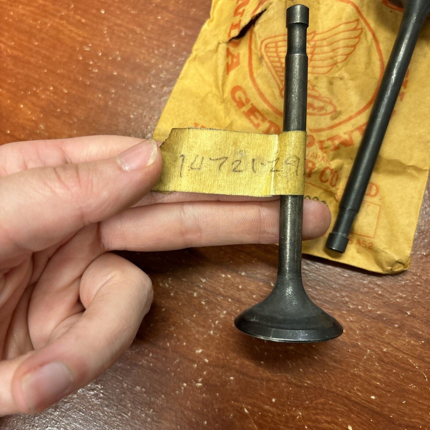 NOS Honda CB450 CB500T CL450 INLET & EXHAUST VALVE 14711-292-000 14721-292 H153