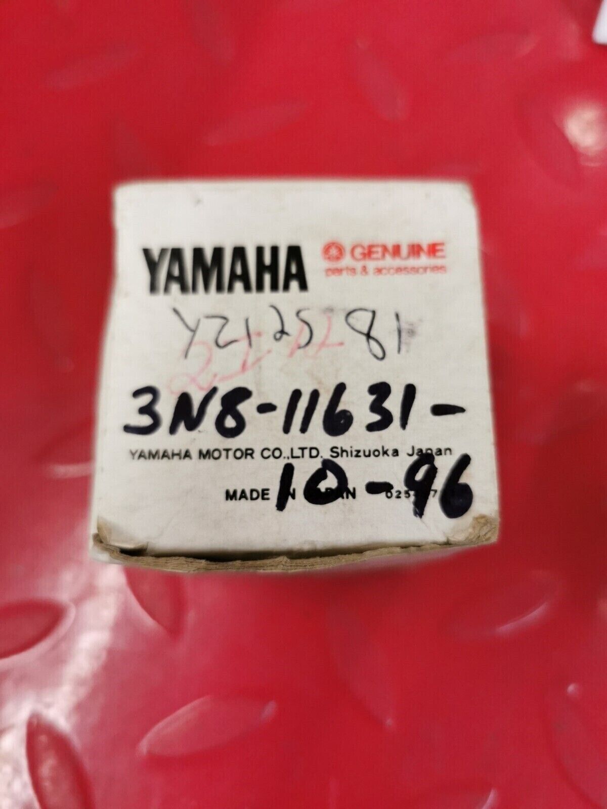 NOS YAMAHA YZ125  1981  PISTON STD     3N8-11631-10-96   Y50