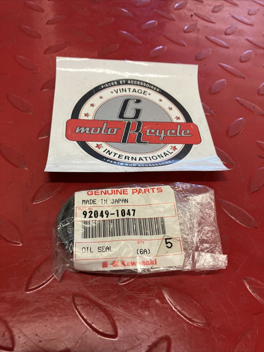 NEW NOS KAWASAKI OIL SEAL 92049-1047 K11