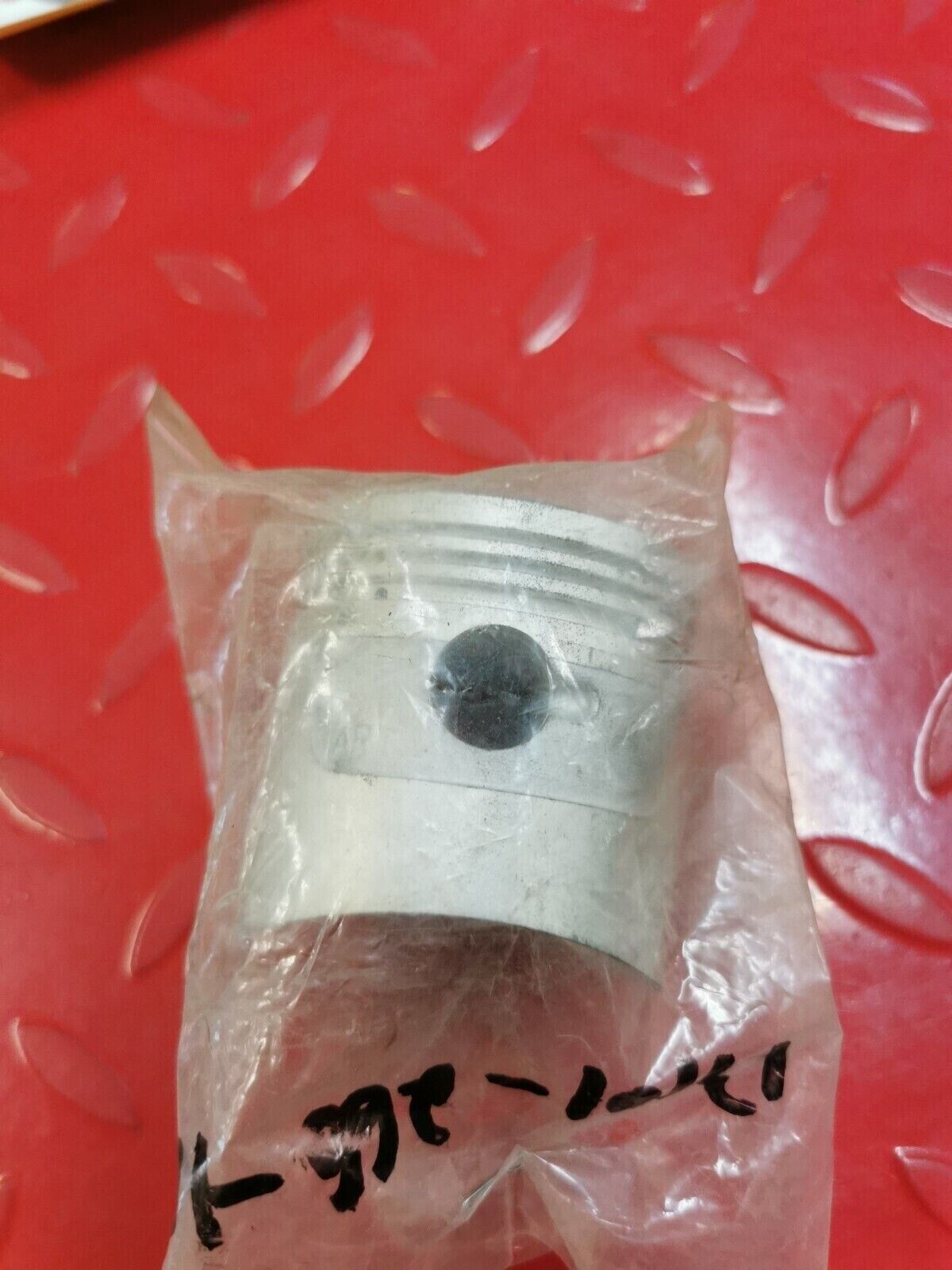 NOS Honda C77 1960 PISTON 13101-266-010 H14