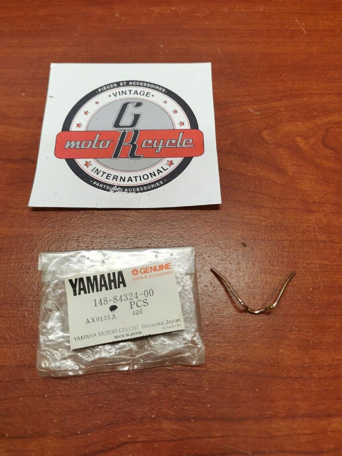 NOS Yamaha REFLECTOR SPRING 148-84324-00-00 Y68