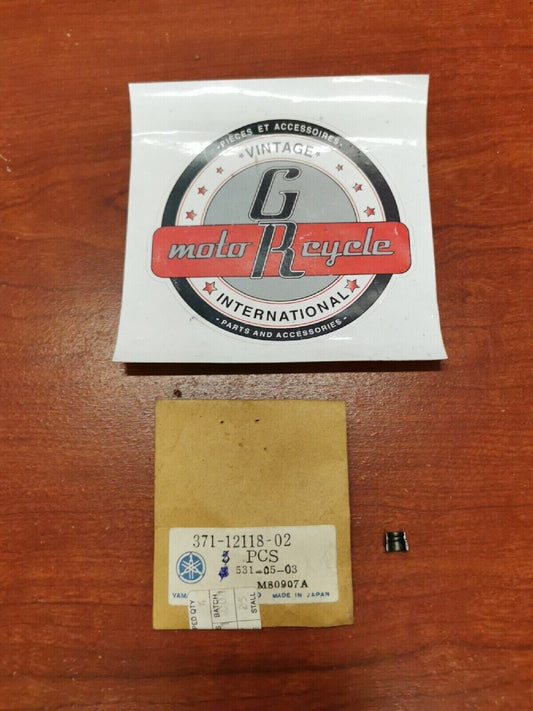 NOS Yamaha XS500 TX500 VALVE SPRING RETAINER COTTER 371-12118-02-00 Y72