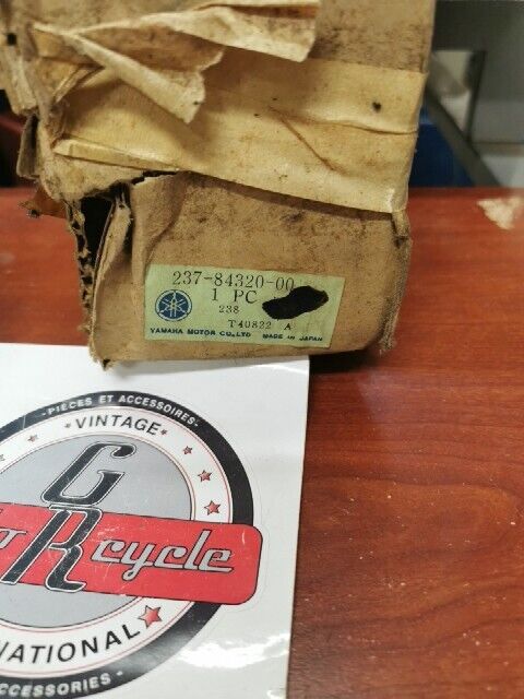 NOS Yamaha YAS1 YAS2 YAS3 RD125 RD200 HEADLIGHT LENS 237-84320-00-00 Y125