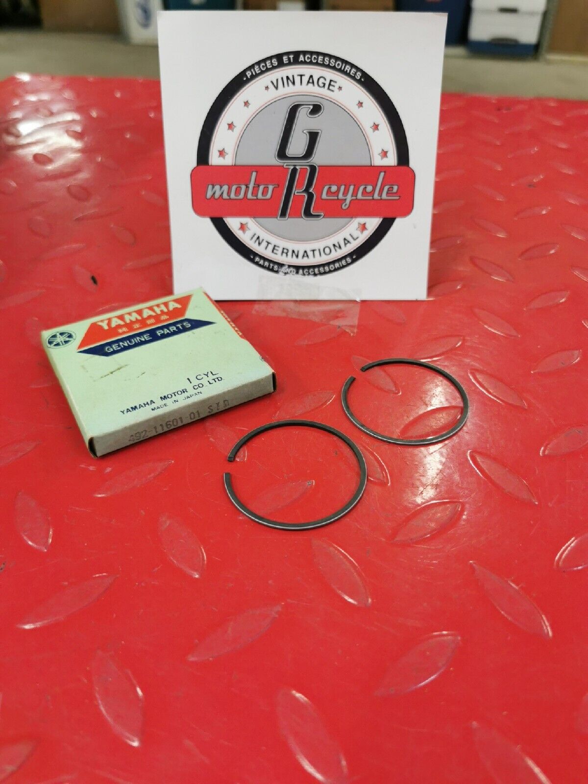 NOS YAMAHA YZ80 1974 - 1976  PISTON RING SET STD 492-11601-01  Y51