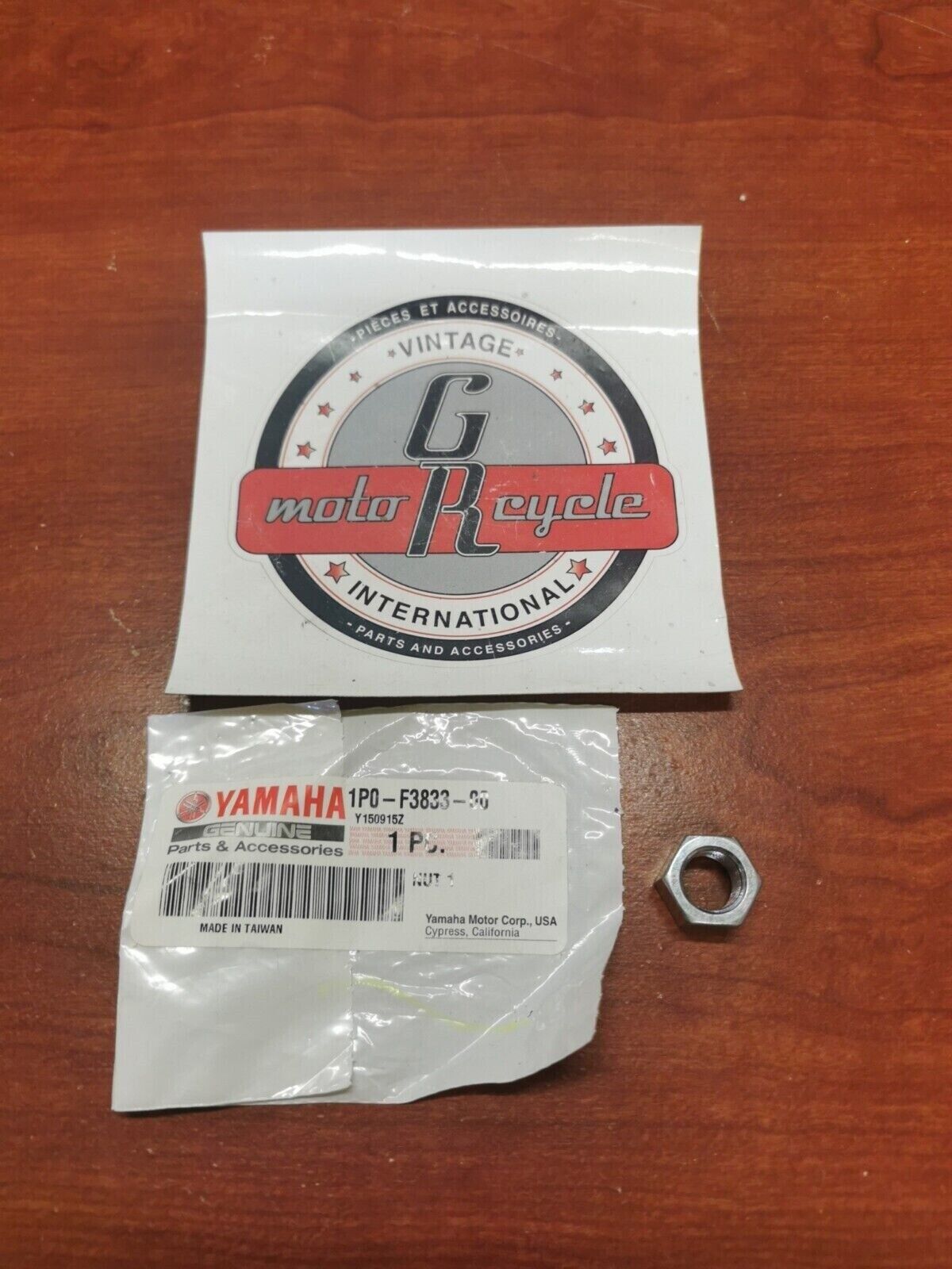 NOS Yamaha YFM400 YFM350 YFM250 YFM450 NUT 1P0-F3833-00-00 Y82