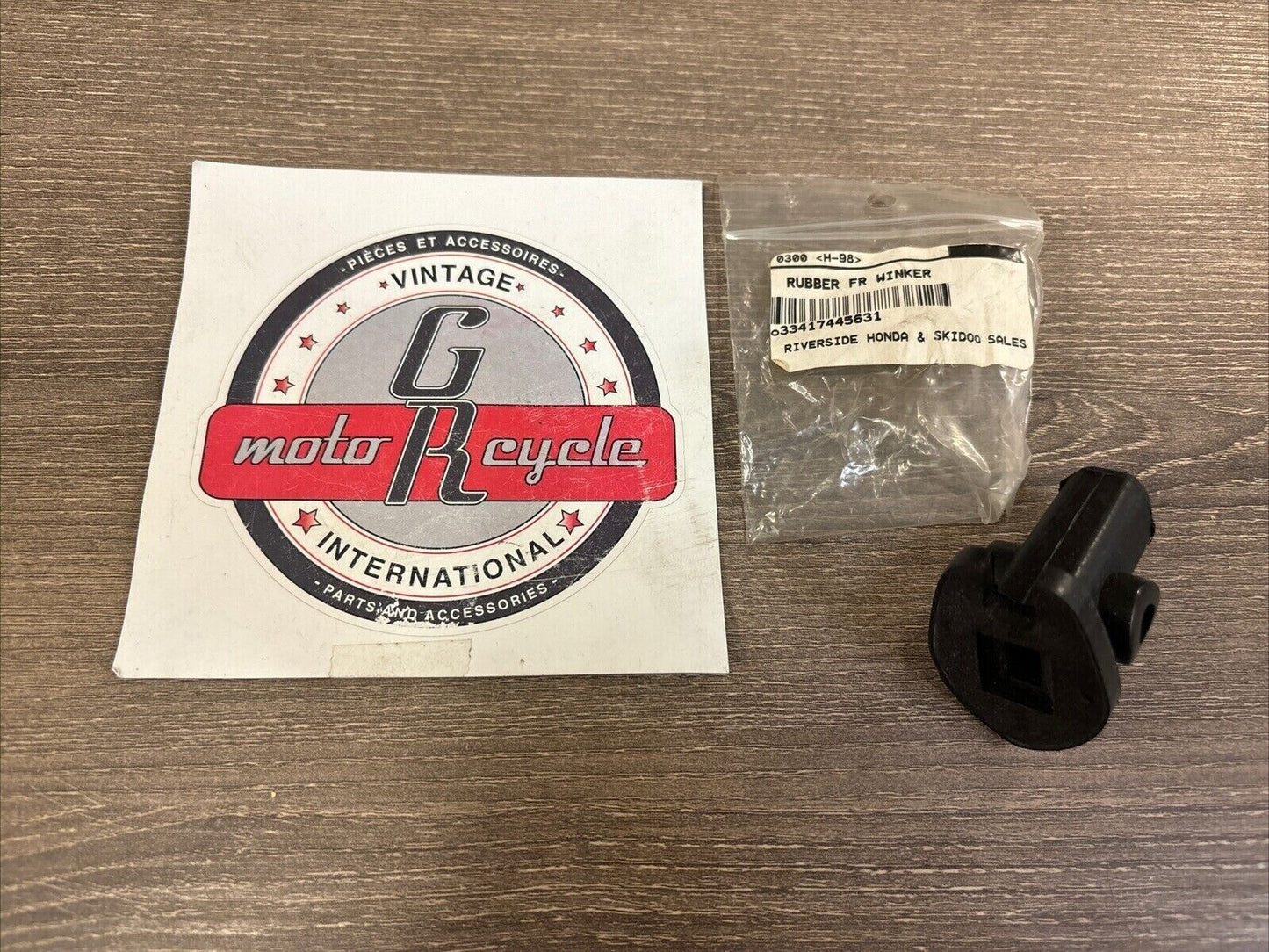 NOS Honda CB750 CB1100R CX650E FRONT TURN SIGNAL RUBBER 33417-445-631 H120