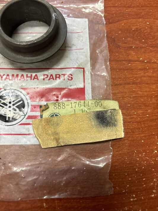 NOS Yamaha EX340 EX440 GPX338 GPX433 SPRING SEAT 888-17644-00-00 Y177