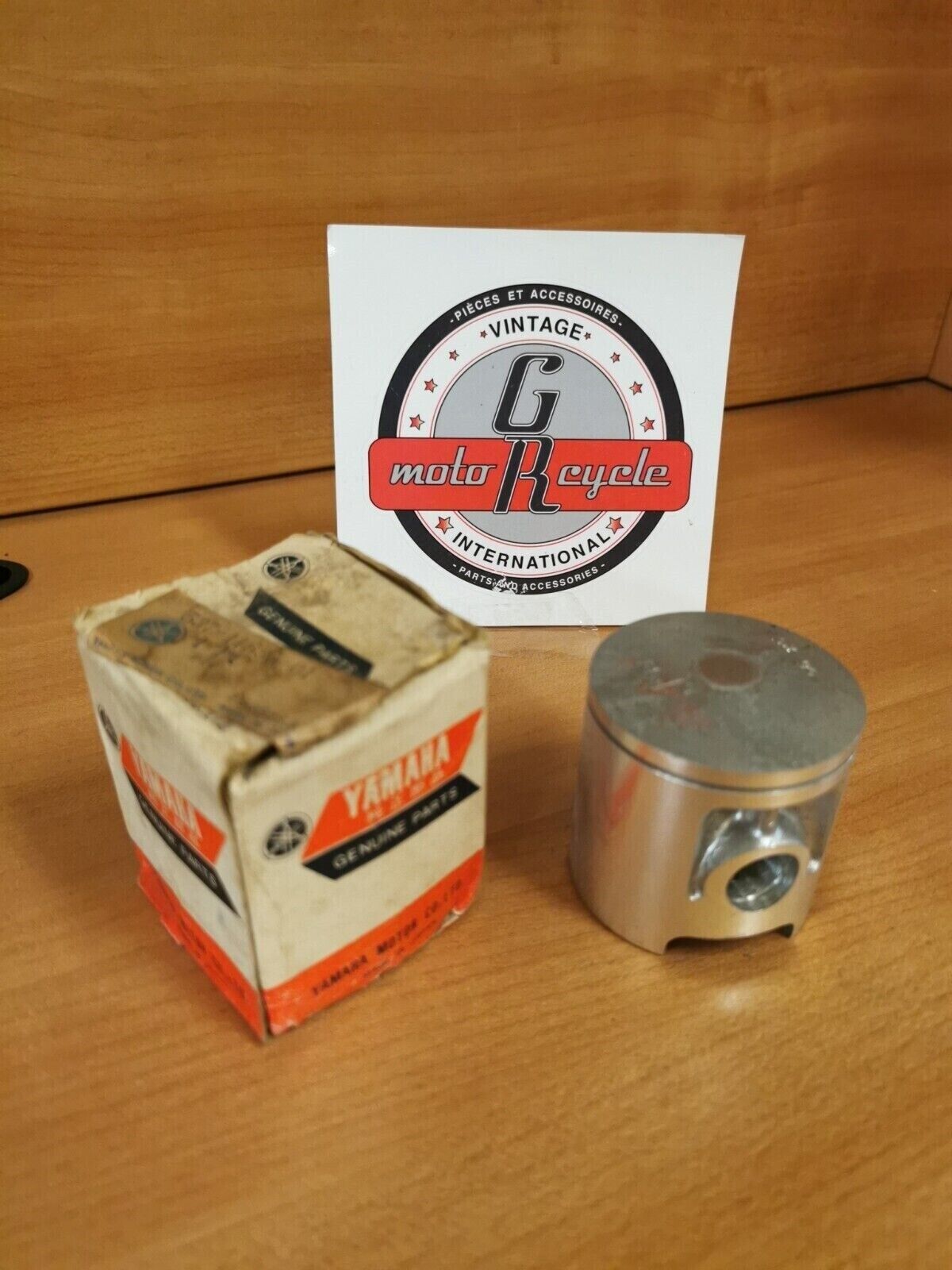 NOS YAMAHA YZ125 1974 - 77  PISTON 1 O/S 0.25 SUPERCEDED  BY 537-11635-02-00 Y46