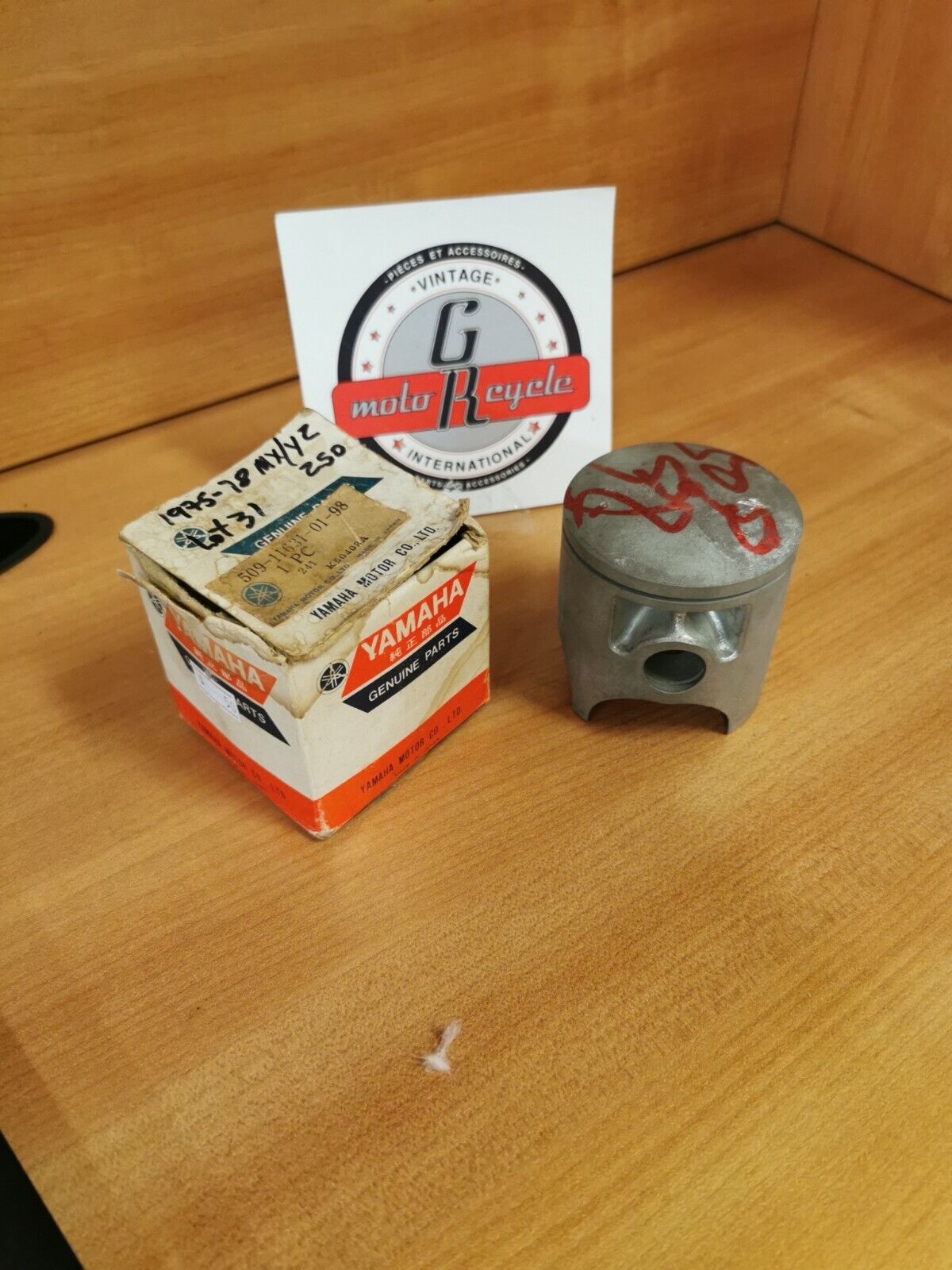 NOS YAMAHA MX250 YZ250 1975 - 1978  PISTON STD  509-11631-01-96 Y46