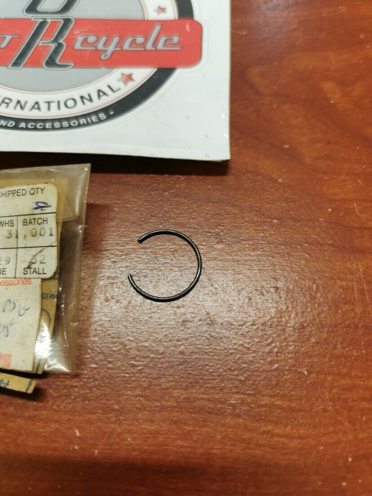 NOS Yamaha MX175 XS360 XS400 DT175 DT125 CIRCLIP 93450-17044-00 Y96