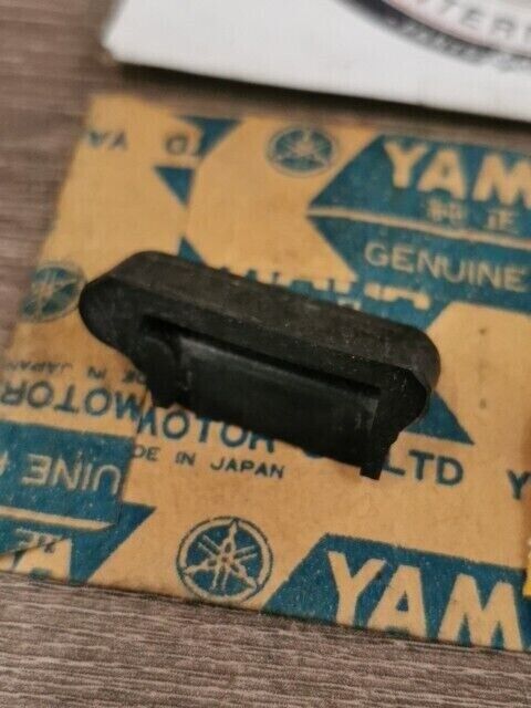 NOS YAMAHA TX500 TX500 1973 1974 XS500 DAMPER SIDE COVER L 371-21717-00-00 Y155