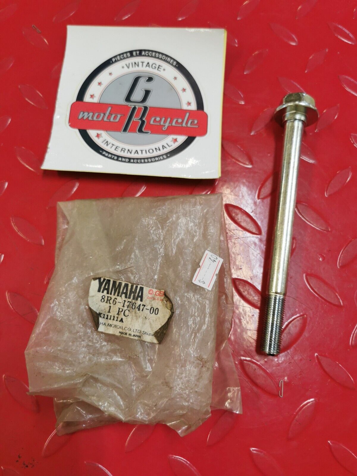 NOS YAMAHA Sheave Bolt 8R6-17647-00 Y31