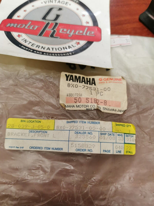 NOS Yamaha FRONT LEFT BRACKET 8X0-77531-00-00 SUB. 80M-77531-00-00 Y93