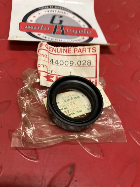 NOS KAWASAKI KZ200 KZ250 FRONT FORK OIL SEAL 44009-028 K19