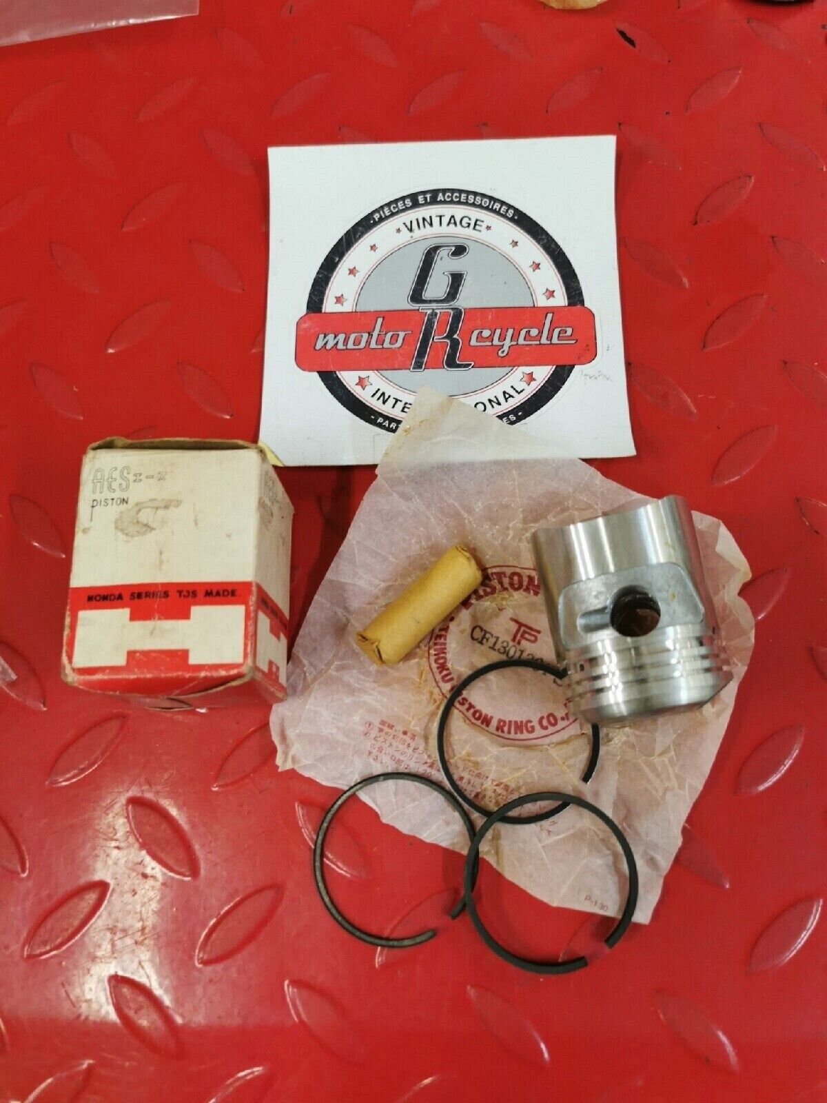 NOS HONDA S65  PISTON OS 0.50 KIT  MISSING CIRCLIP  13103-035-010 H40