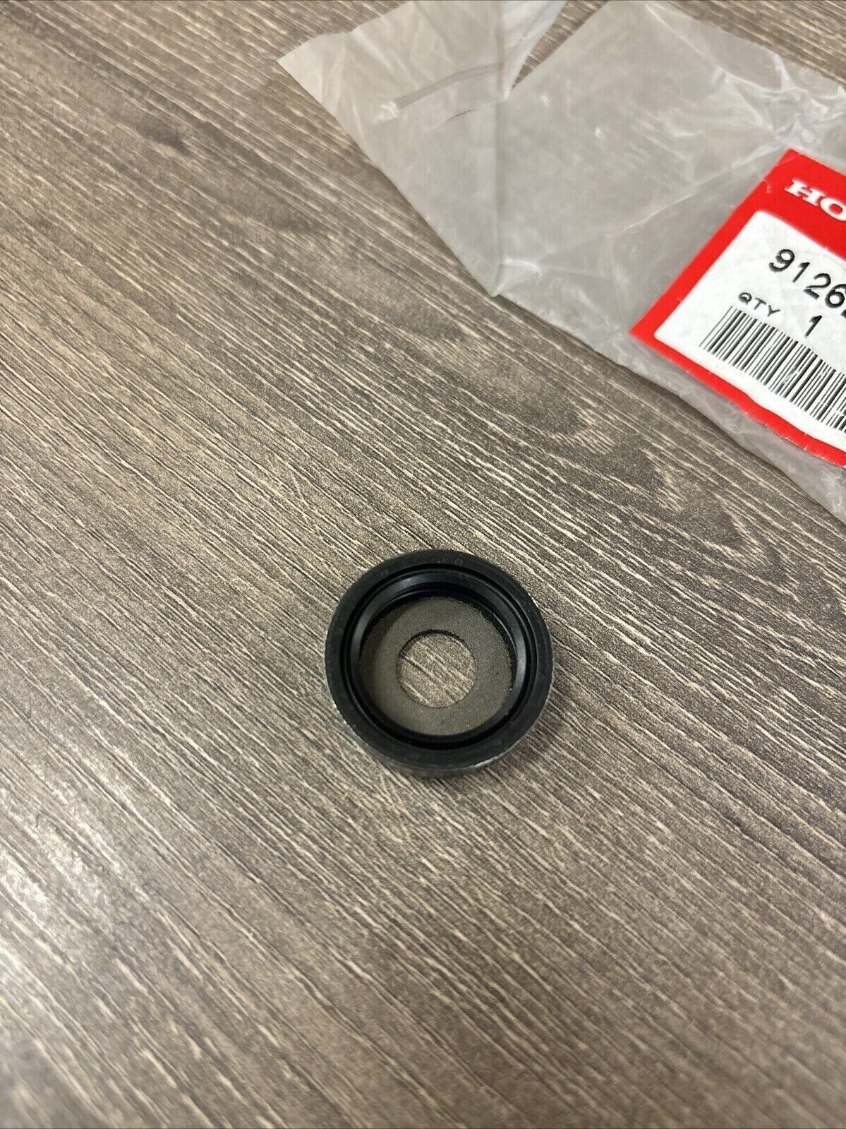 NOS Honda CR125R CR250R RUBBER CONNECTING ROD PIVOT SEAL 91262-KA3-712 H123