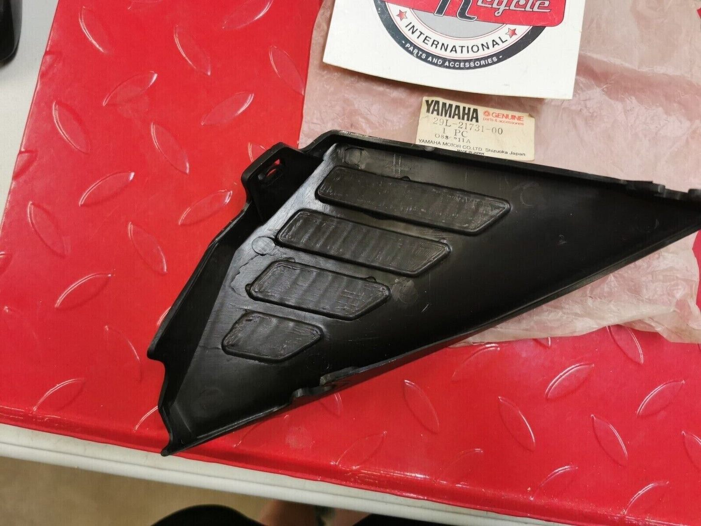 NOS Yamaha RD350LC  COVER SIDE 329 L-21731-00  Y12