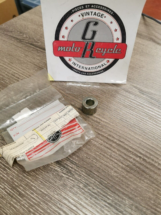 NOS YAMAHA  SPACER COLLAR  2J2-21459-00 Y57