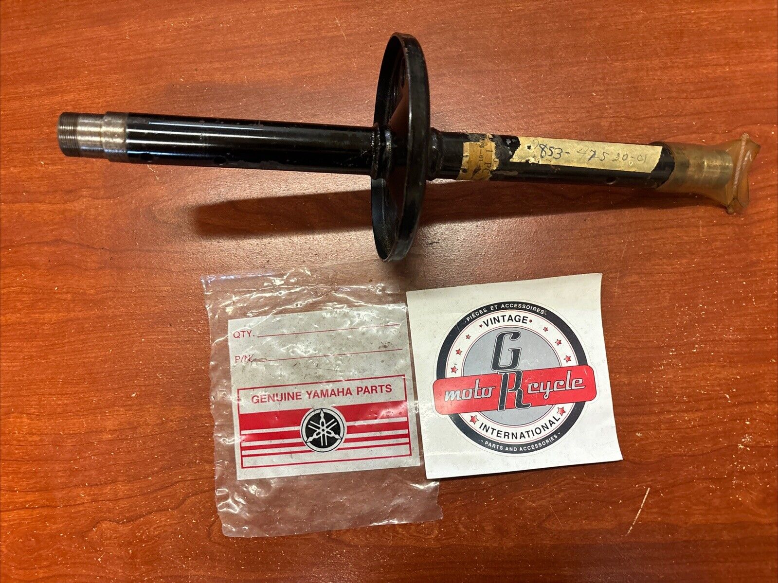 NOS Yamaha GP246F GP292F GS300 SM292 REAR AXLE 853-47520-01-00 Y183