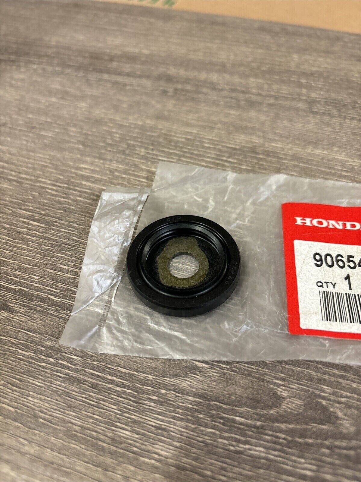 NOS Honda 1986 TRX250 R DUST SEAL 24X36X6 90654-HB9-003 H127