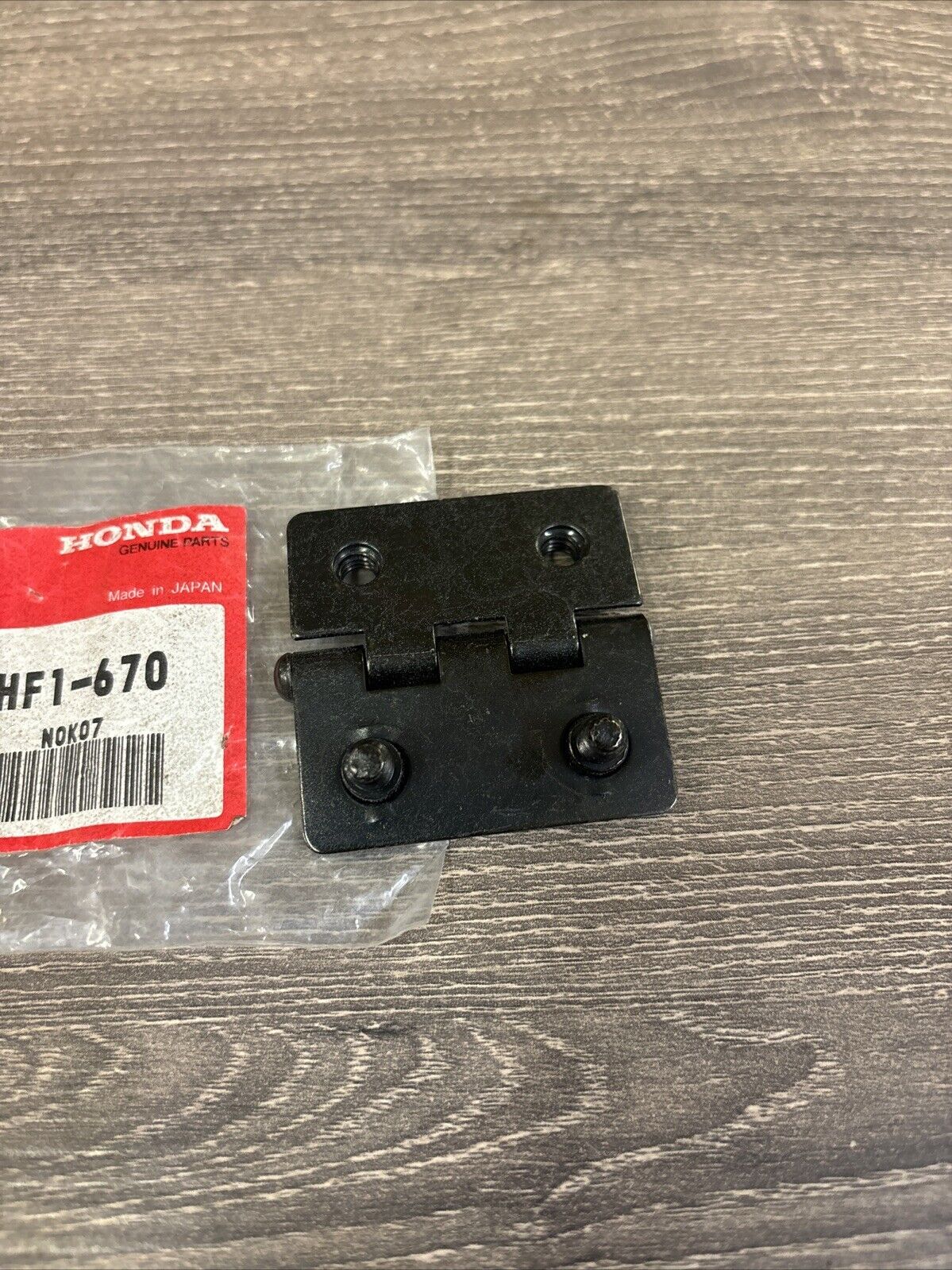 NOS Honda 1990 1991 TRX200 REAR FENDER LID HINGE 80215-HF1-670 H134