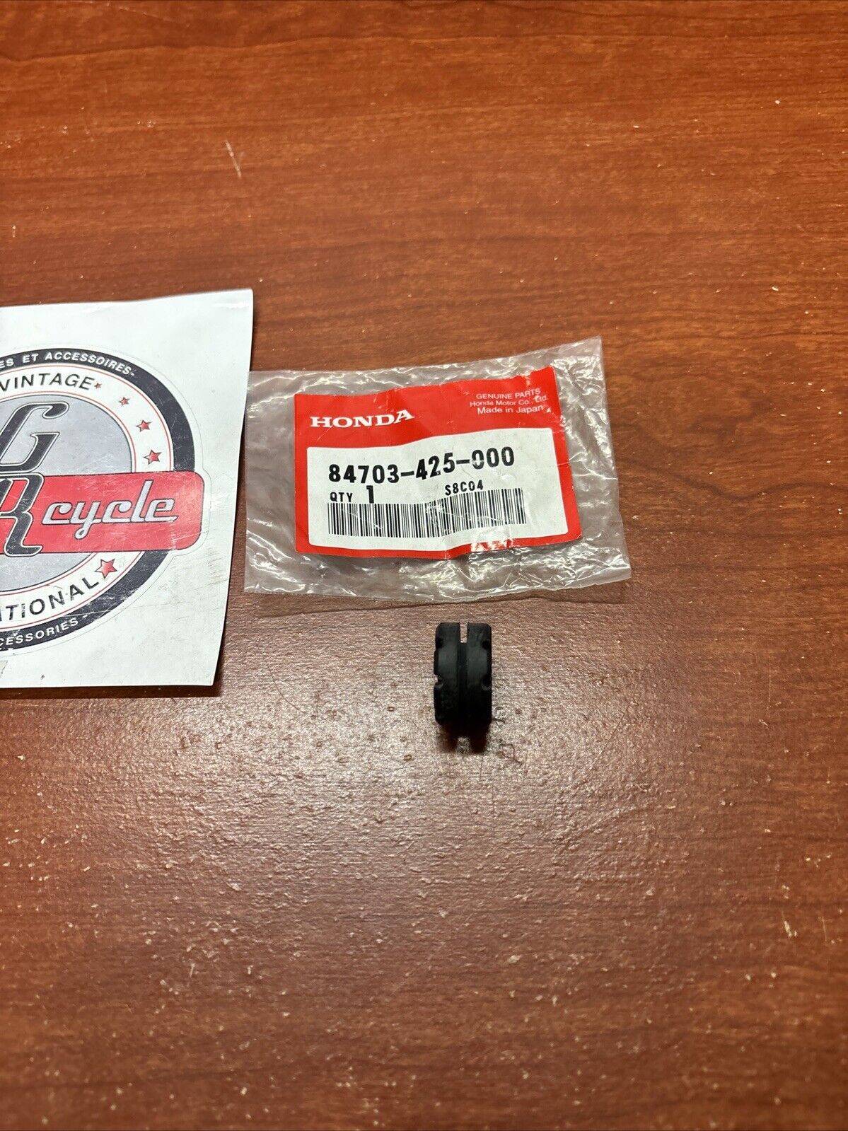 NOS Honda CA50 CB1000 CB1100 CB125T TAILLIGHT SETTING RUBBER 84703-425-000 H169