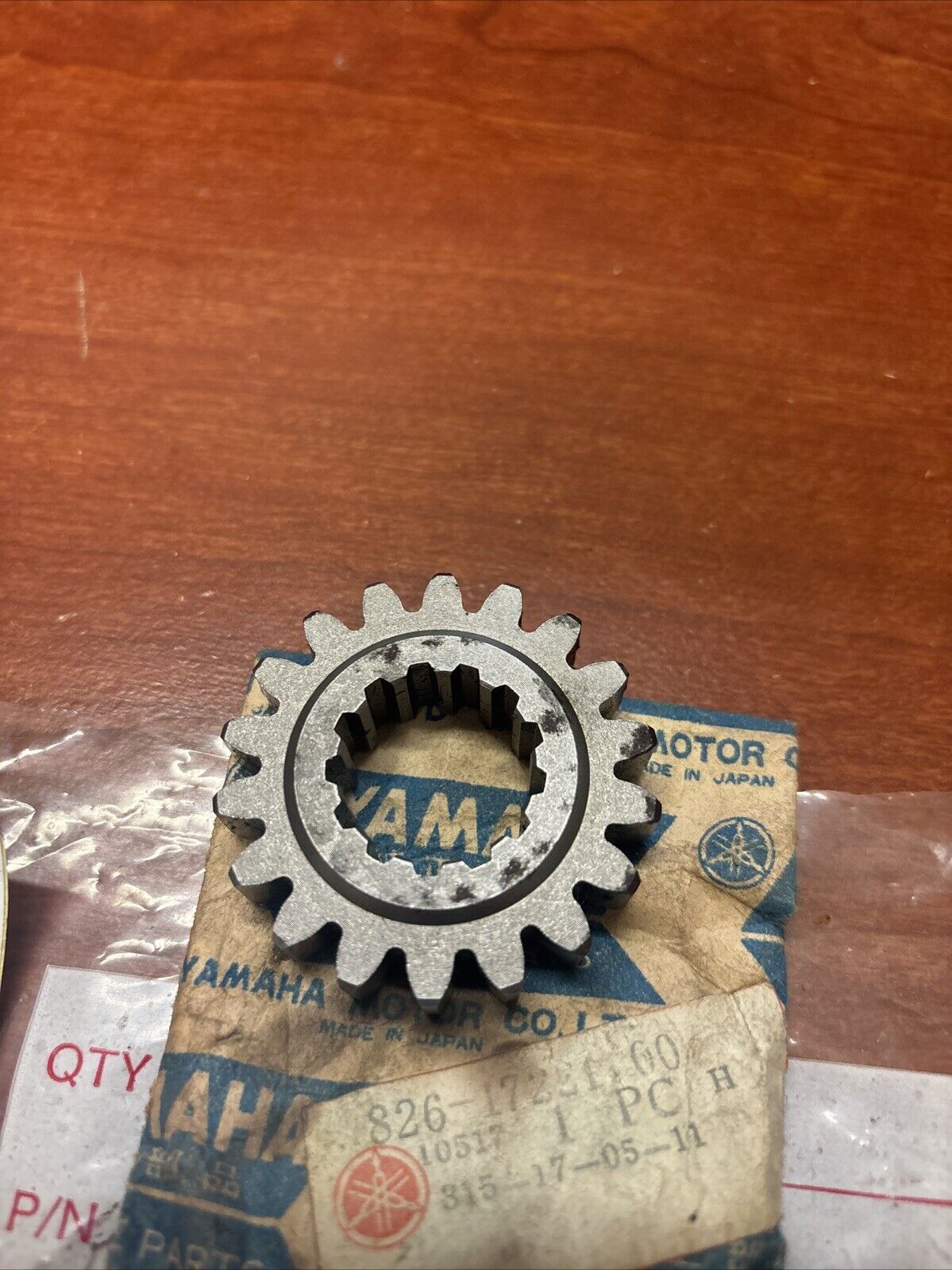 NOS Yamaha EW433 EW643 SW433 GEAR 18T 826-17221-00-00 Y177